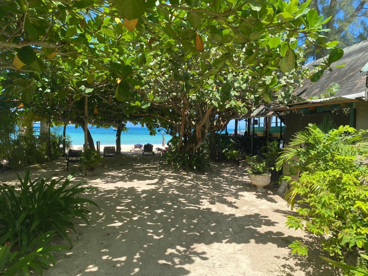 Secret Cabins At Firefly Beach Cottage Negril Esterno foto